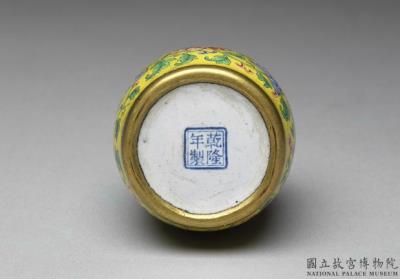 图片[3]-Painted enamel vase with lotus decoration on a yellow background, Qing dynasty, Qianlong reign (1736-1795)-China Archive